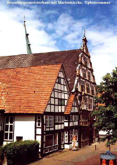 Hexenbrgermeisterhaus mit Marienkirche.  photosommer