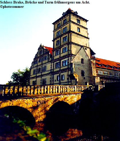 Schloss Brake, Brcke und Turm frhmorgens um Acht.
photosommer
