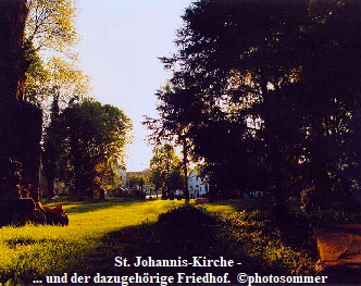 St. Johannis-Kirche - 
... und der dazugehrige Friedhof.  photosommer