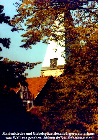 Marienkirche und Giebelspitze Hexenbrgermeisterhaus 
vom Wall aus gesehen. 360mm 6x7cm photosommer