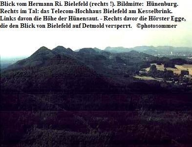 Blick vom Hermann Ri. Bielefeld (rechts !). Bildmitte:  Hnenburg. 
Rechts im Tal: das Telecom-Hochhaus Bielefeld am Kesselbrink. 
Links davon die Hhe der Hnensaut. - Rechts davor die Hrster Egge,
die den Blick von Bielefeld auf Detmold versperrt.   photosommer