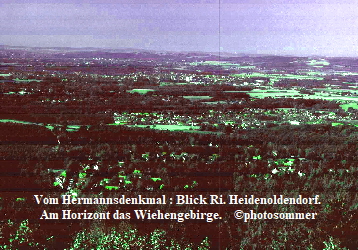 Vom Hermannsdenkmal : Blick Ri. Heidenoldendorf. 
Am Horizont das Wiehengebirge.    photosommer