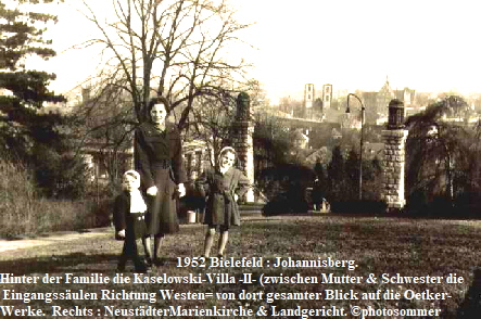 1952 Bielefeld : Johannisberg. 
Hinter der Familie die Kaselowski-Villa -II- (zwischen Mutter & Schwester die 
 Eingangssulen Richtung Westen= von dort gesamter Blick auf die Oetker-
Werke.  Rechts : NeustdterMarienkirche & Landgericht. photosommer