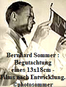 Bernhard Sommer :
Begutachtung
eines 13x18cm -
Films nach Entwicklung.
photosommer