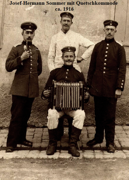 Josef-Hermann Sommer mit Quetschkommode 
ca. 1916