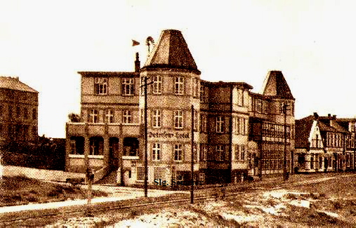 Amrum1928 : Petersens Hotel im prchtigen Seebderstil, abgebrochen  Anfang der 70er Jahre. Dahinter 