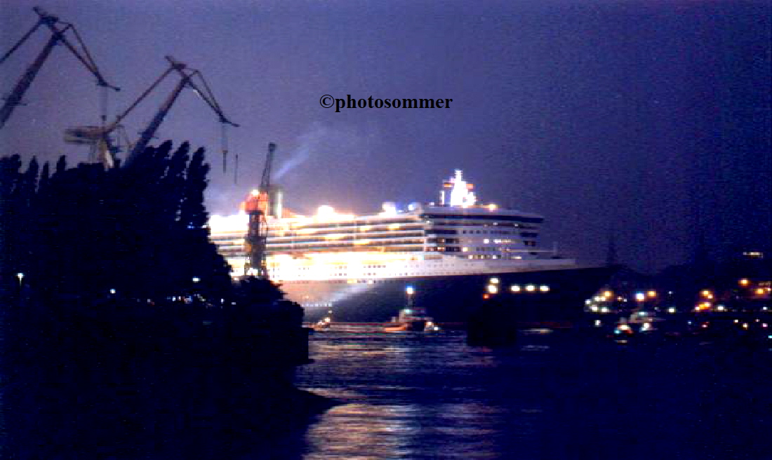 qm2Hamburg030202