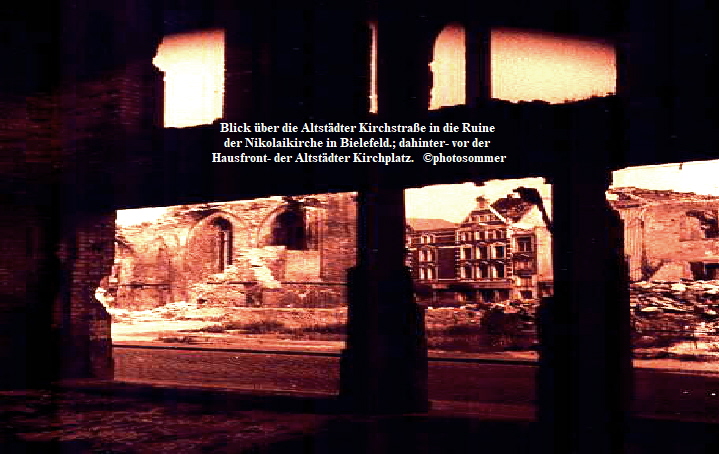 Blick ber die Altstdter Kirchstrae in die Ruine 
der Nikolaikirche in Bielefeld.; dahinter- vor der 
Hausfront- der Altstdter Kirchplatz.   photosommer