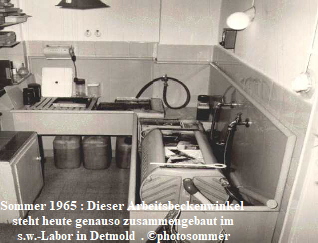 Sommer 1965 : Dieser Arbeitsbeckenwinkel 
 steht heute genauso zusammengebaut im 
s.w.-Labor in Detmold  . photosommer