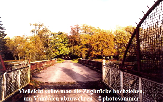 Vielleicht sollte man die Zugbrcke hochziehen,
um Vandalen abzuwehren - photosommer