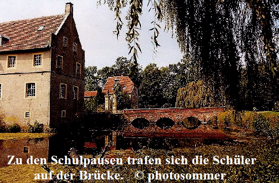 Zu den Schulpausen trafen sich die Schler 
auf der Brcke.    photosommer