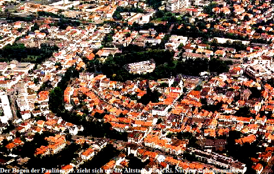 Der Bogen der Paulinenstr. zieht sich um die Altstadt. Blick Ri. Norden. photosommer