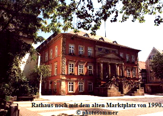 Rathaus noch mit dem alten Marktplatz von 1990.
 photosommer