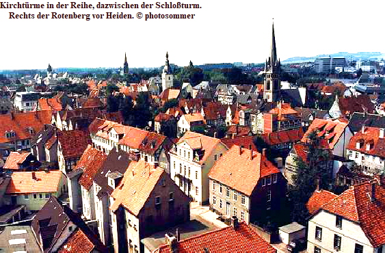 Kirchtrme in der Reihe, dazwischen der Schloturm. 
Rechts der Rotenberg vor Heiden.  photosommer