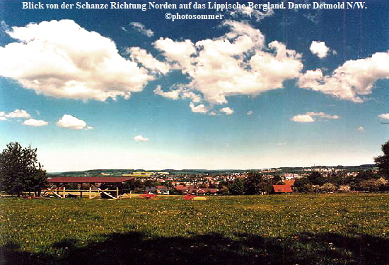 Blick von der Schanze Richtung Norden auf das Lippische Bergland. Davor Detmold N/W.
photosommer