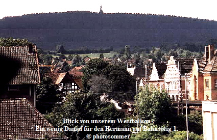 Blick von unserem Westbalkon :
Ein wenig Dampf fr den Hermann auf Bahnsteig 1.  
 photosommer