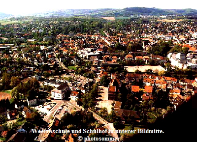 Weerthschule und Schulhof in unterer Bildmitte. 
  photosommer