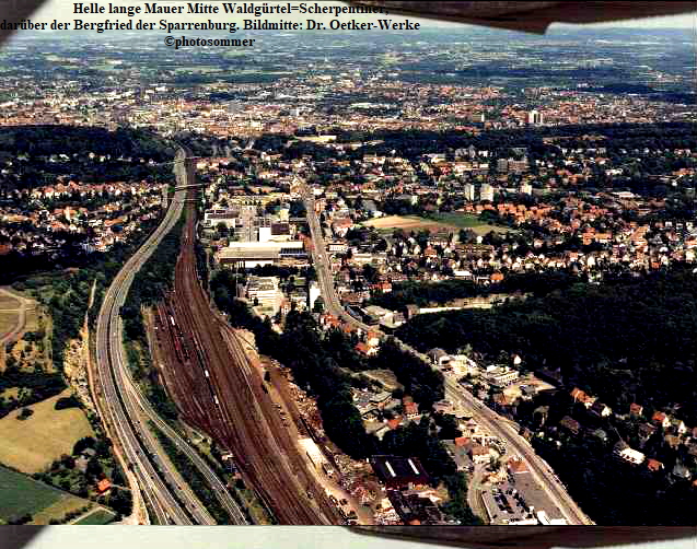 Helle lange Mauer Mitte Waldgrtel=Scherpentiner, 
darber der Bergfried der Sparrenburg. Bildmitte: Dr. Oetker-Werke
photosommer