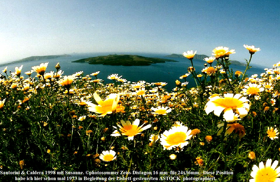 Santorini & Caldera 1998 mit Susanne. photosommer Zeiss-Distagon 16 mm  fr 24x36mm.- Diese Position 
habe ich hier schon mal 1973 in Begleitung der Lisbett-gesteuerten ASTOCK  photographiert. -